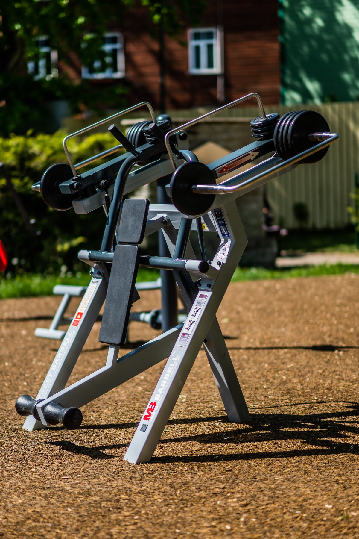 StreetBarbell kültéri erőgép háttámasszal, fogásokkal és kontaktfelületekkel