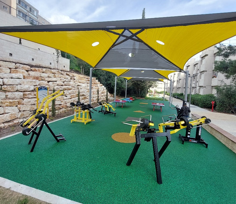 StreetBarbell komplett kültéri edzőtér gumiburkolattal és napvitorlás árnyékolással