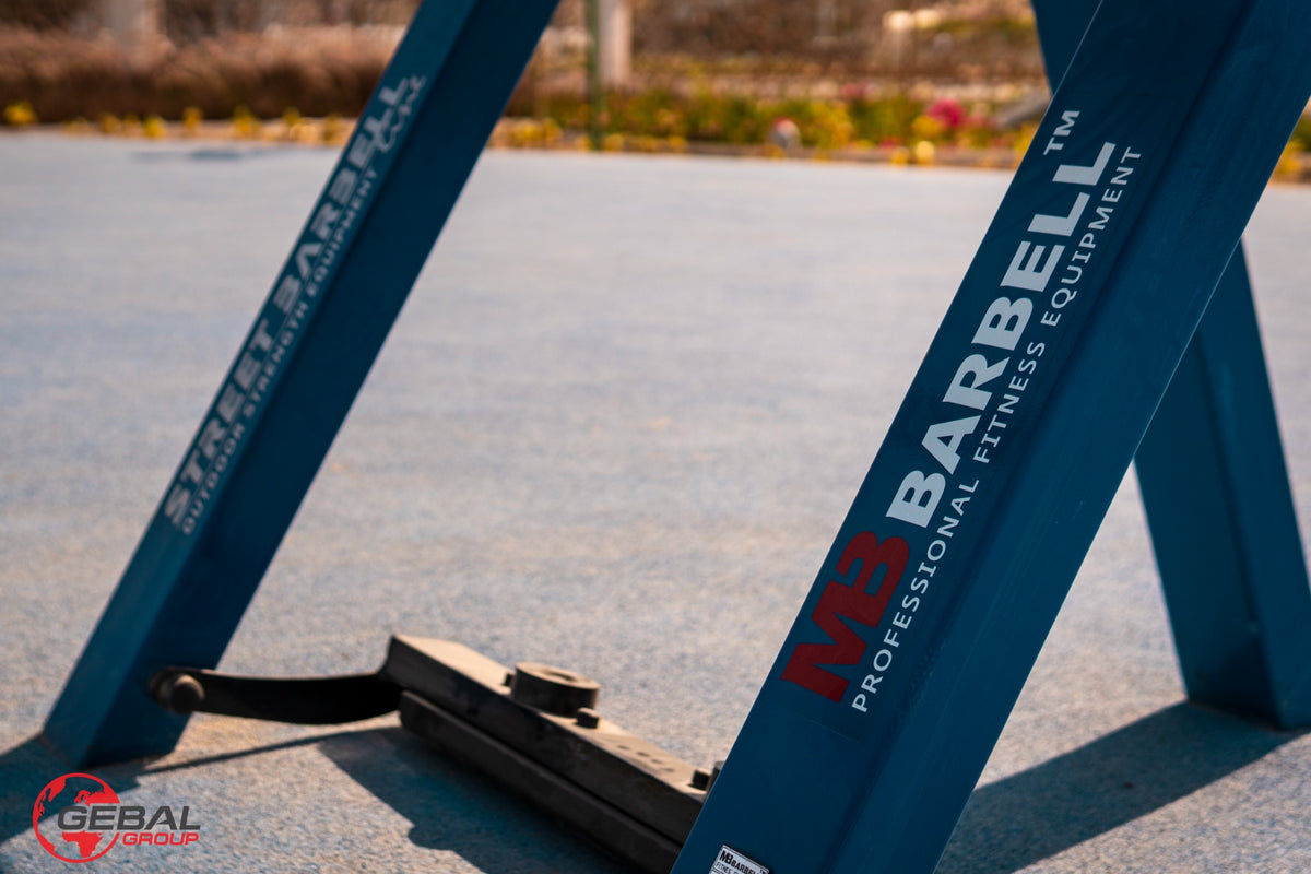 StreetBarbell kültéri erőgép acélszerkezete és márkajelzés közelről