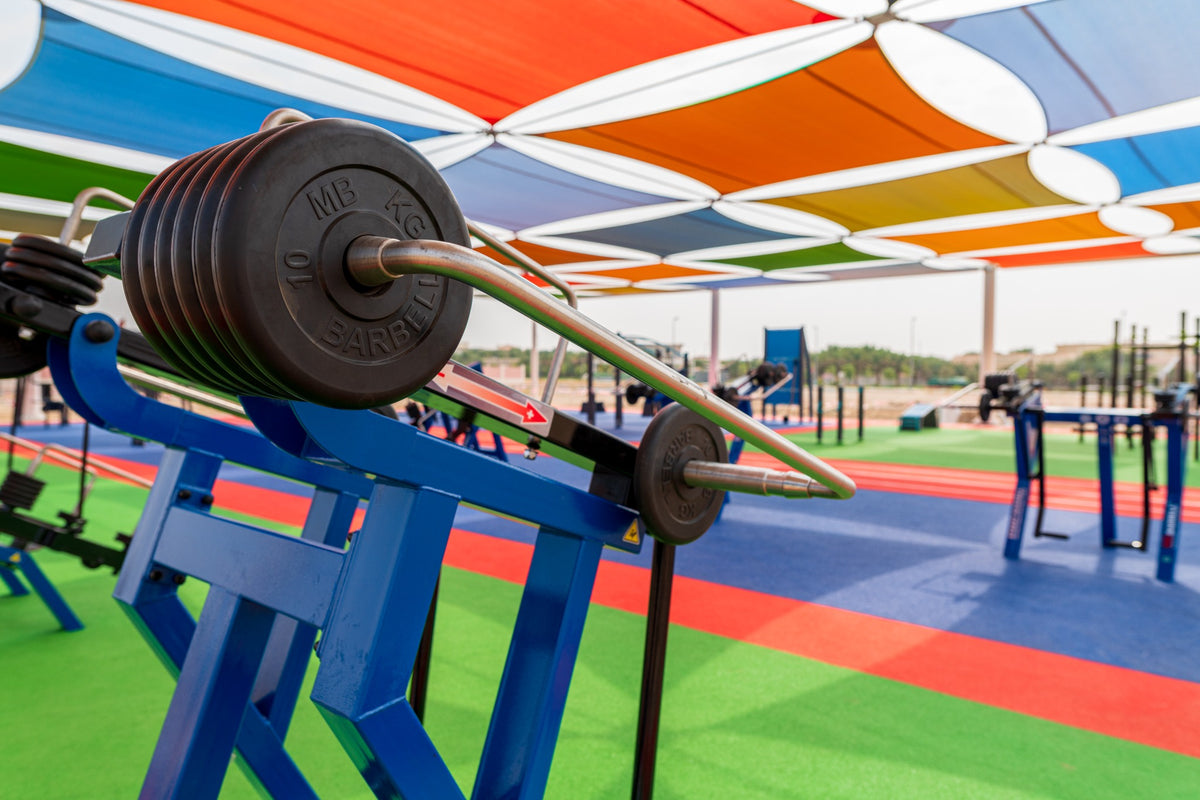 StreetBarbell gumírozott súlytárcsa és rozsdamentes terhelőkar közelről