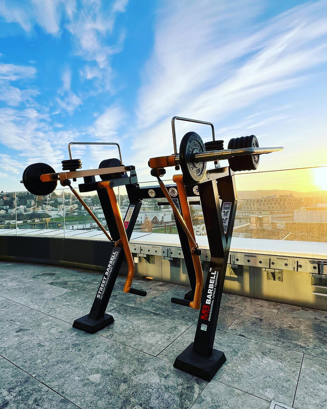 A kültéri edzőeszközök két világa – Hogyan különböztethető meg szakmailag egy rekreációs eszköz és egy professzionális terheléses edzőgép?