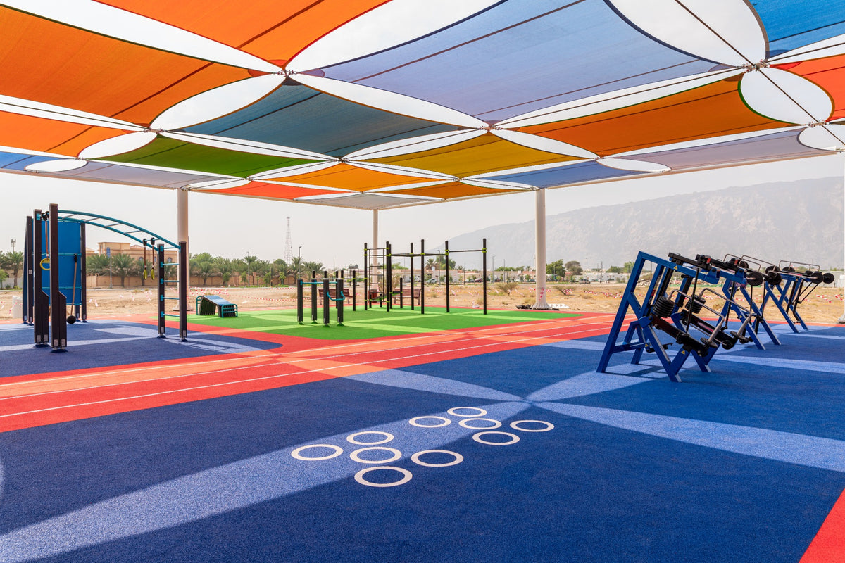 StreetBarbell kültéri fitneszpark teljes nézetben, több súlytárcsás erőgéppel